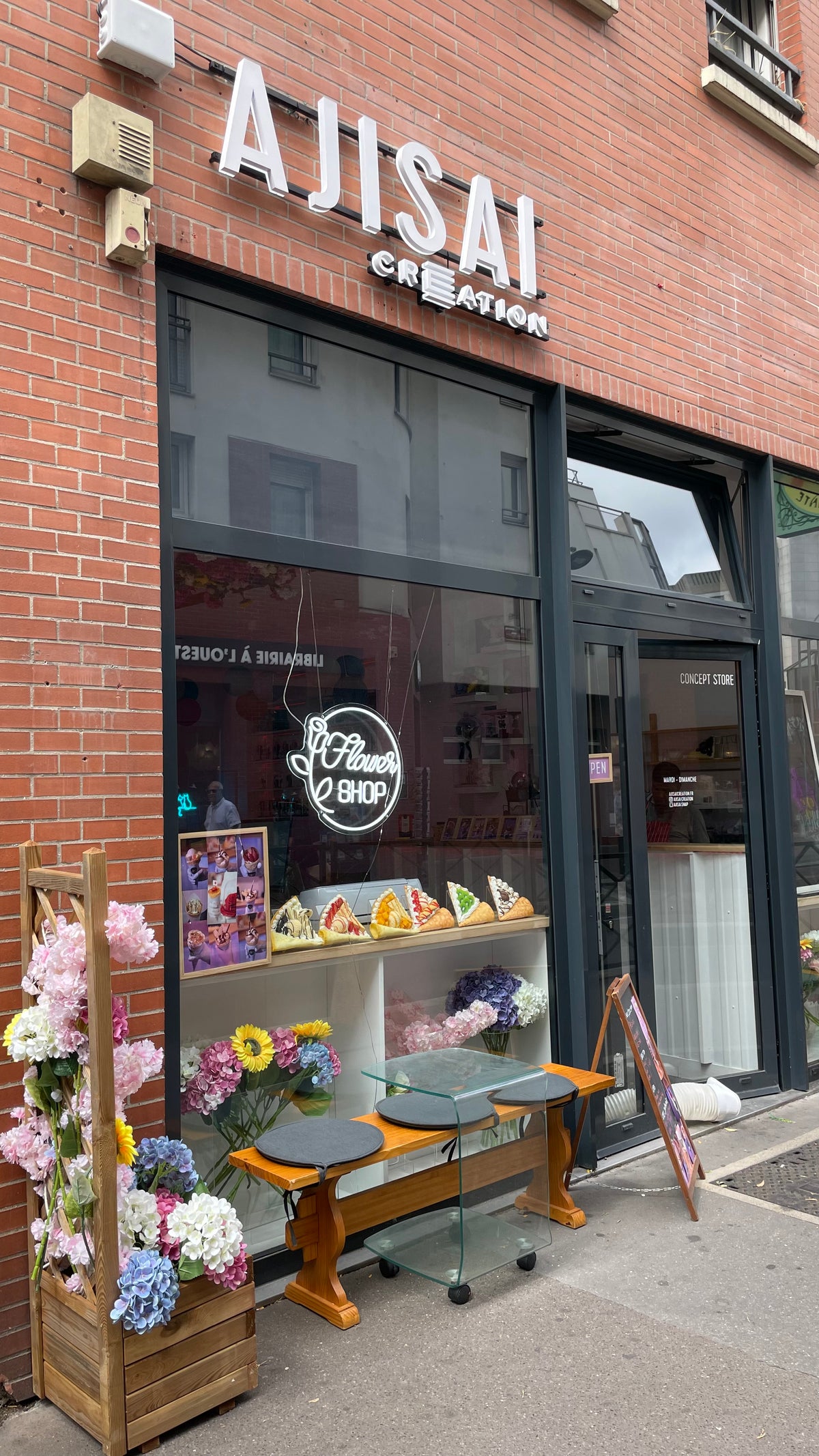 La vitrine d'Ajisaï Création, rue de l'Ouest
